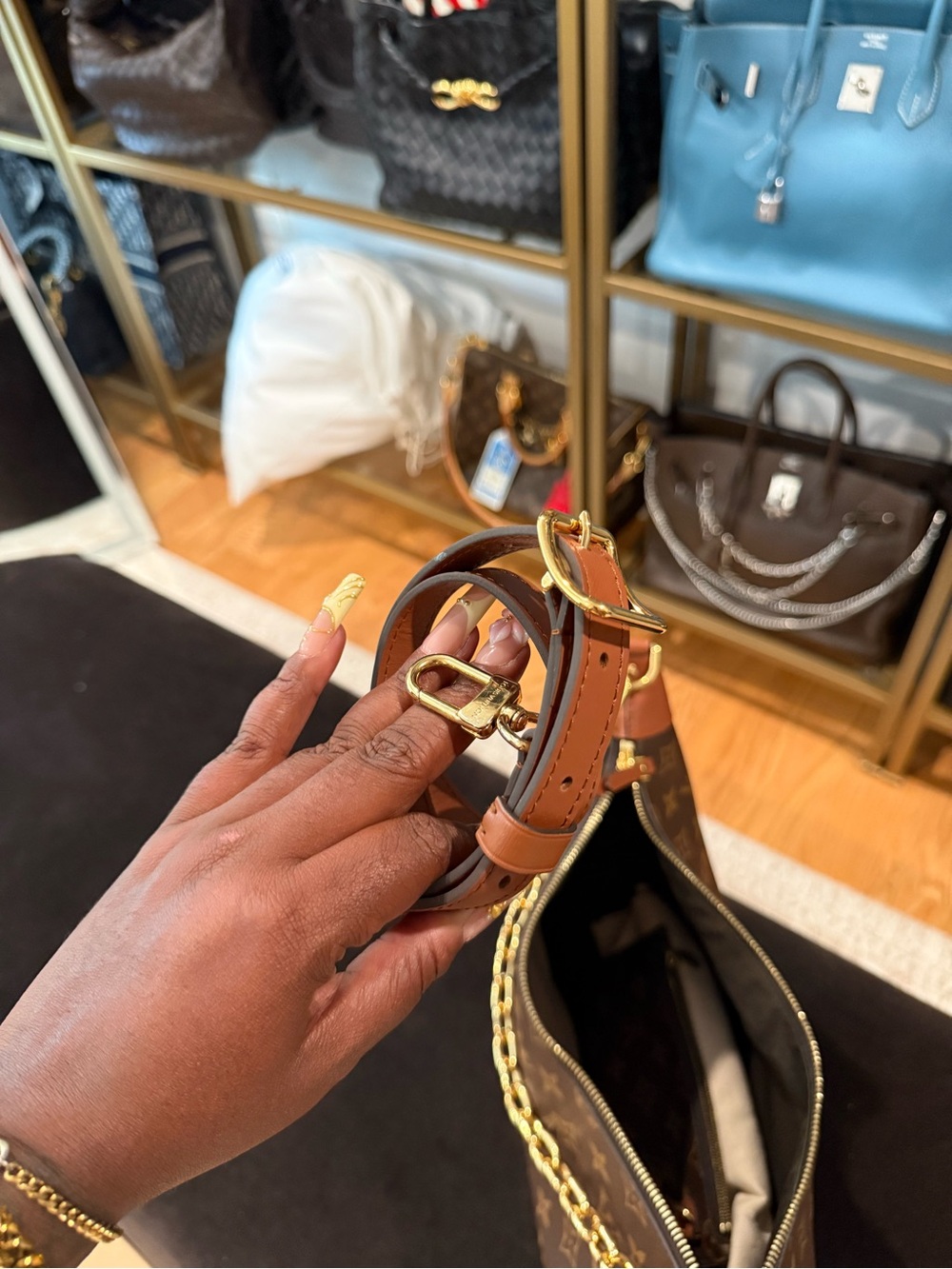 Louis Vuitton Loop Hobo Monogram Canvas - Picture 9 of 16